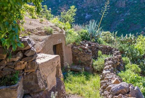 Visita a las cuevas guanches con Your Canary Friend